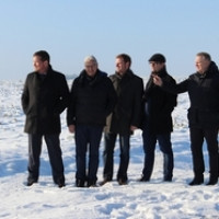 MdB Uli Grötsch mit Bürgermeister Jürgen Kürzinger und den Gemeinderäten beim Außentermin